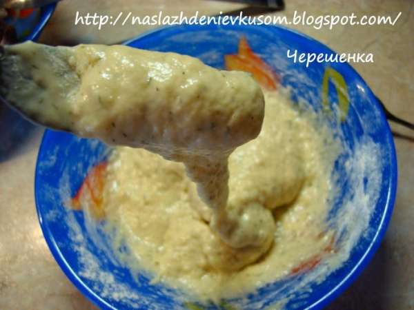 Теперь займемся галушками… Взбить яйцо, посолить, поперчить по вкусу, добавить укроп, воду и постепенно добавляя муку, хорошо вымесить тесто. Оно должно получится вот такой консистенции, как на фото… Т.е. не жидким, но и не слишком густым, в противном случае галушки будут «резиновые». Тесто должно тяжело падать с ложки… Теперь займемся галушками… Взбить яйцо, посолить, поперчить по вкусу, добавить укроп, воду и постепенно добавляя муку, хорошо вымесить тесто. Оно должно получится вот такой консистенции, как на фото… Т.е. не жидким, но и не слишком густым, в противном случае галушки будут «резиновые». Тесто должно тяжело падать с ложки…
