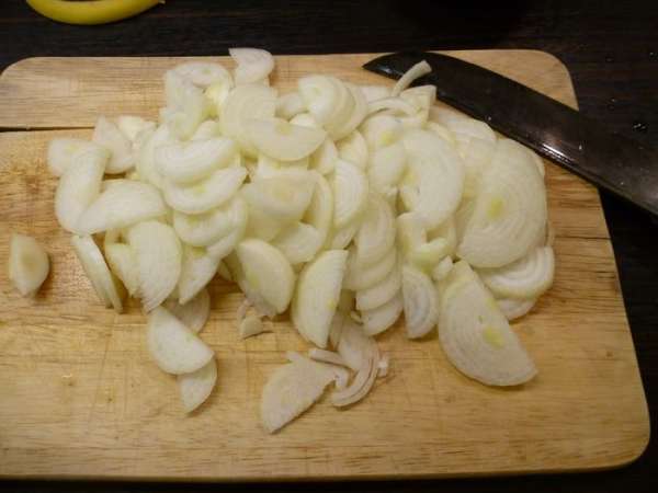 Лук нарезаем полукольцами.