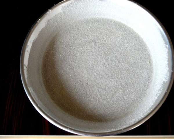 Как только решите печь пирог, включите разогреваться духовку на 180°C.
Форму для выпечки (по рецепту со съемными бортиками, у меня стандартная форма для яблочного пирога) обильно смазать сливочным маслом и присыпать сахаром (2 ст.л.)