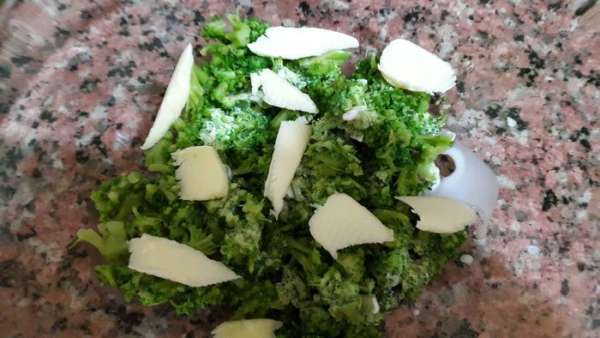 Добавляем сливочное масло маленькими кусочками и сливки, перемешиваем. Добавляем сливочное масло маленькими кусочками и сливки, перемешиваем.