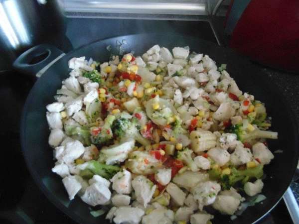 К мясу с луком добавить замороженную овощную смесь. Жарить 5 минут, помешивая.
Если я готовлю пасту с мясом, то добавляю овощи, в которых есть капуста брокколи. Получается очень вкусно! Если готовлю без мяса, то добавляю смесь, в которой есть грибы, предпочтительнее- шампиньоны. К мясу с луком добавить замороженную овощную смесь. Жарить 5 минут, помешивая.
Если я готовлю пасту с мясом, то добавляю овощи, в которых есть капуста брокколи. Получается очень вкусно! Если готовлю без мяса, то добавляю смесь, в которой есть грибы, предпочтительнее- шампиньоны.