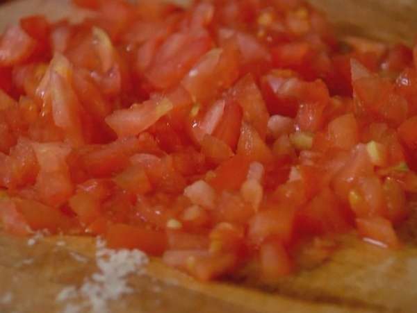 Помидор порезать маленькими кусочками. Помидор порезать маленькими кусочками.