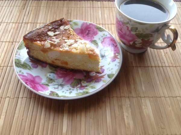 На мой вкус, лучше ее подавать холодной.  Поэтому я ее выпекаю вечером и ночь запеканочка проводит в холодильнике. 
П.с.  В этот раз она немного осела (обычно выходит гораздо пышней) Надеюсь, что у вас она выйдет пышной и сочной! 
Приятного аппетита! 