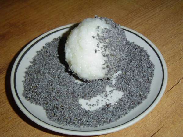 Затем шарики с маслинами обваливаем в маке, Затем шарики с маслинами обваливаем в маке,