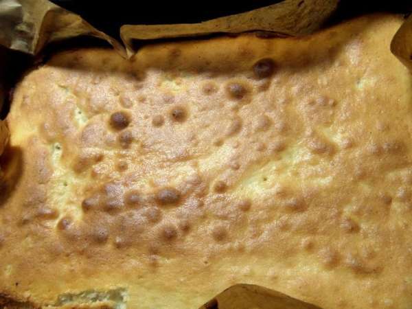 Выпекаем в разогретой до 180°C духовке минут 20 до сухой шпажки.