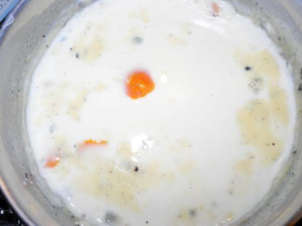 Смешиваем  сливки с молоком, сахаром и мёдом и доводим до кипения. Добавляем цедру (можно любую: апельсиновую, мандариновую или лимонную), семена и палочку ванили и оставляем настаиваться на час. 