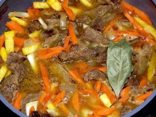 После чего солим мясо,добавляем пряности,заливаем кипятком и тушим под крышкой до готовности.Примерно час-полтора. После чего солим мясо,добавляем пряности,заливаем кипятком и тушим под крышкой до готовности.Примерно час-полтора.