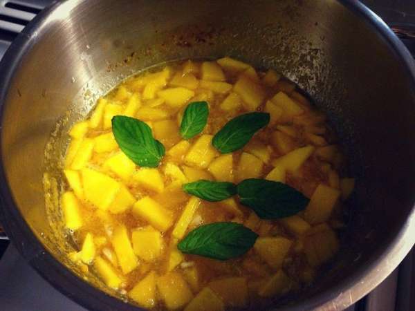 Выкладываем манго в кастрюлю ...высыпаем оставшийся сахар...добавляем несколько листиков мяты ...и продолжаем варить еще пол часа....остывшее варенье разложить по банкам хранить в прохладном темном месте...
Приятного аппетита!!!!!!!!!!