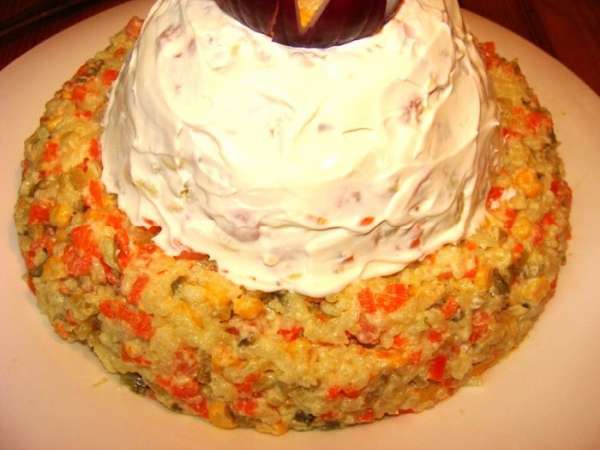 Отварить рис с солью и куркумой. Морковь отварить и порезать мелким кубиком. Креветки разморозить, закипятить, скинуть на друшлаг. Огурцы порезать мелким кубиком. Кукурузу открыть, слить жидкость. У красной луковицы отделить верхний слой и вырезать из него корону. Оствшуюся часть мелко порезать и обдать кипятком. Смешать все ингредиенты, добавить две или три ложки майонеза (много не нужно, только чтобы придать вязкость смеси). Выложить на блюдо большой ложкой или шумовкой нижний слой 'шапки', сверху слой меньшим диаметром. Придать форму шапки. Верхний слой слегка обмазать майонезом. Отварить рис с солью и куркумой. Морковь отварить и порезать мелким кубиком. Креветки разморозить, закипятить, скинуть на друшлаг. Огурцы порезать мелким кубиком. Кукурузу открыть, слить жидкость. У красной луковицы отделить верхний слой и вырезать из него корону. Оствшуюся часть мелко порезать и обдать кипятком. Смешать все ингредиенты, добавить две или три ложки майонеза (много не нужно, только чтобы придать вязкость смеси). Выложить на блюдо большой ложкой или шумовкой нижний слой 'шапки', сверху слой меньшим диаметром. Придать форму шапки. Верхний слой слегка обмазать майонезом.