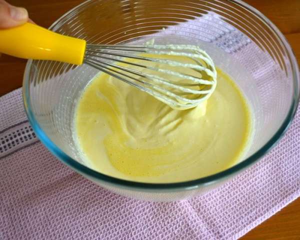 Смешать яичную смесь с сыром и снова хорошо перемешать.