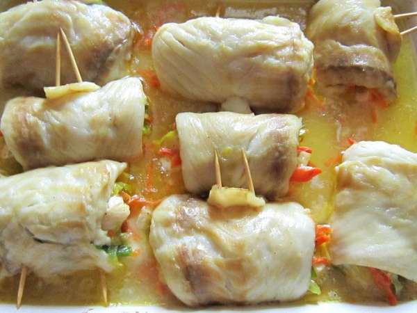 Получаются вот такие красивые рулетики! Аккуратно вынимаем шпажки и готовим для них циновку.
