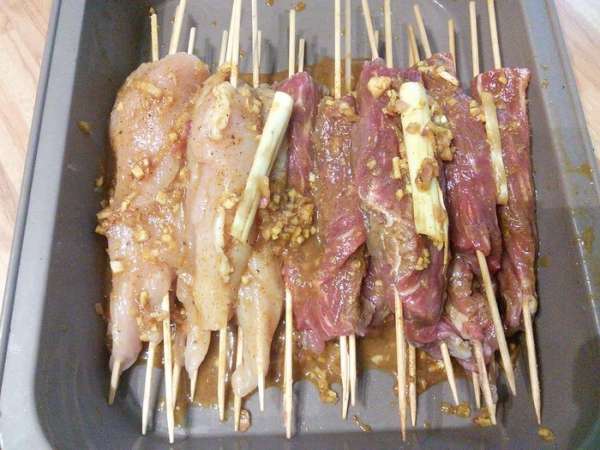 и щедро смазать маринадом. Остаток маринада вылить на мясо и оставить на 30 мин под крышкой в холодильнике настояться. и щедро смазать маринадом. Остаток маринада вылить на мясо и оставить на 30 мин под крышкой в холодильнике настояться.