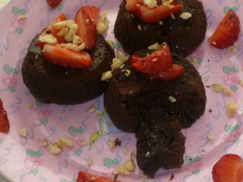 Подавать на стол с клубникой и молотым фундуком!