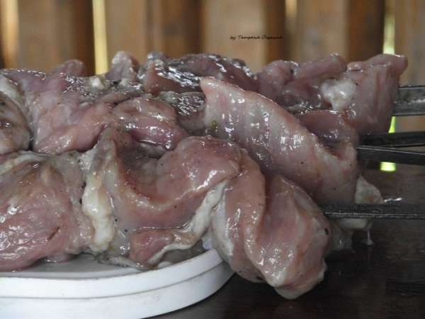Мясо нанизываем на шампуры.