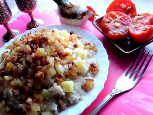 А теперь самое вкусное: поливаем сверху обжаркой вместе с вытопившимся жирком и каждый сам перемешает в своей тарелке. Это традиционная подача у латвийских крестьян))) Конечно,  не каждый день обедал народ с мяском,  но кашу с картошкой помнит и готовит каждый латвиец.