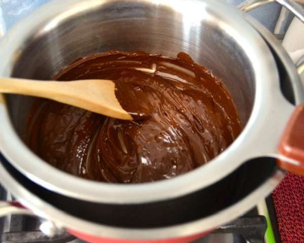 Для крема темный шоколад поломать на кусочки и растопить на водяной бане. Затем переложить в миску и дать остыть. Для крема темный шоколад поломать на кусочки и растопить на водяной бане. Затем переложить в миску и дать остыть.