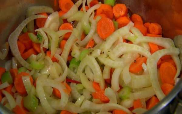 Морковь почистить, нарезать небольшими кусочками и выложить в кастрюлю с овощами, все перемешать, накрыть крышкой и тушить 4‒5 минут. Морковь почистить, нарезать небольшими кусочками и выложить в кастрюлю с овощами, все перемешать, накрыть крышкой и тушить 4‒5 минут.