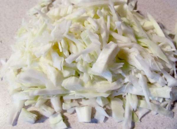 Помидоры измельчаем и смешиваем с рубленным чесноком. Это придаст вкус и нужный запах. Помидоры измельчаем и смешиваем с рубленным чесноком. Это придаст вкус и нужный запах.