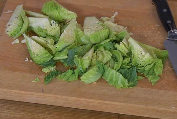 Савойскую капусту нарезать небольшими дольками.