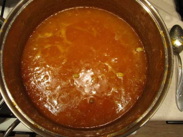 Засыпать мякоть тыквы сахаром. С апельсинов снять цедру и отжать сок. Добавить цедру, сок и коробочки кардамона к тыкве с сахаром. Довести на небольшом огне до кипения и варить при тихом кипении 7 минут. За 3 минуты до окончания варки добавить желирующее вещество (например, 'Желфикс') и тщательно перемешать. Засыпать мякоть тыквы сахаром. С апельсинов снять цедру и отжать сок. Добавить цедру, сок и коробочки кардамона к тыкве с сахаром. Довести на небольшом огне до кипения и варить при тихом кипении 7 минут. За 3 минуты до окончания варки добавить желирующее вещество (например, 'Желфикс') и тщательно перемешать.