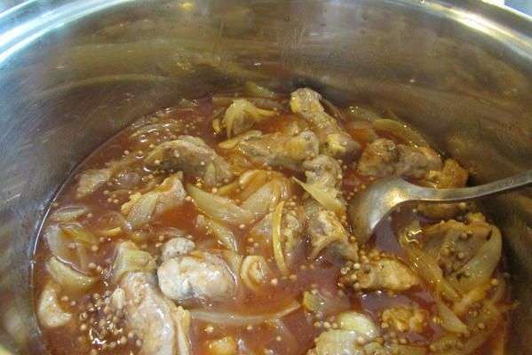 Довести соус до кипения и залить им мясо. Добавить кориандр. Попробуйте на вкус – уксус соль, перец и сахар можно регулировать по своему вкусу. Всё кипятить минут 15 на медленном огне, помешивая. Довести соус до кипения и залить им мясо. Добавить кориандр. Попробуйте на вкус – уксус соль, перец и сахар можно регулировать по своему вкусу. Всё кипятить минут 15 на медленном огне, помешивая.