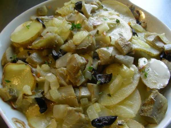 Поливаем сливками. Посыпаем оставшимся тимьяном и ставим в духовку еще минут на 15-20, до готовности картофеля (фольгой можно не накрывать; если будет сильно поджариваться, тогда можно прикрыть). 
