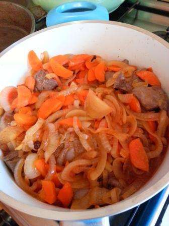 Сверху я выливаю гоовый винно-овощной соус. Теперь доливаем мясной бульон ( у меня вода). По объему жидкость должна слегка покрыть мясо. Сверху я выливаю гоовый винно-овощной соус. Теперь доливаем мясной бульон ( у меня вода). По объему жидкость должна слегка покрыть мясо.