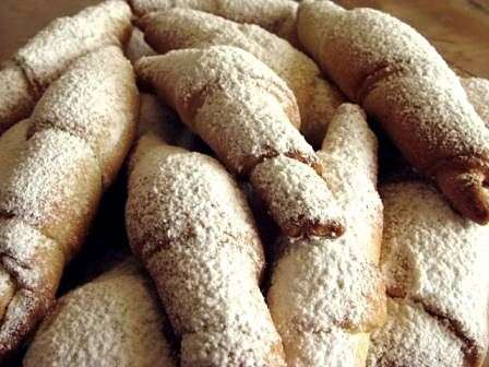 Масло порубить с мукой до крошки. Дрожжи развести с молоком, туда же всыпать сахар. Смешать все в однородное тесто. Сильно вымешивать нельзя. Как только тесто соберется в шар, убрать в холодильник на 1 час. Раскатать, сформировать рогалики. Печь при 180 гр ок 15 мин. Ориентир по своей духовке. Начинка любая густая. У меня яблоки с сахаром. Обильно присыпать пудрой. Приятного чаепития! Масло порубить с мукой до крошки. Дрожжи развести с молоком, туда же всыпать сахар. Смешать все в однородное тесто. Сильно вымешивать нельзя. Как только тесто соберется в шар, убрать в холодильник на 1 час. Раскатать, сформировать рогалики. Печь при 180 гр ок 15 мин. Ориентир по своей духовке. Начинка любая густая. У меня яблоки с сахаром. Обильно присыпать пудрой. Приятного чаепития!