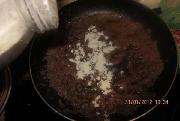 Когда мясо стало мягким,присыпаем его мукой,перемешиваем.
Когда мясо стало мягким,присыпаем его мукой,перемешиваем.