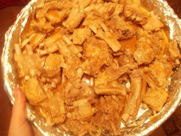 Выложить мясо на противень с фольгой. В соус добавить горчицу и соль, полить соусом рёбрышки и отправить в духовку на пол часа. Температура 220 С. Мясо должно зарумянится. Выложить мясо на противень с фольгой. В соус добавить горчицу и соль, полить соусом рёбрышки и отправить в духовку на пол часа. Температура 220 С. Мясо должно зарумянится.