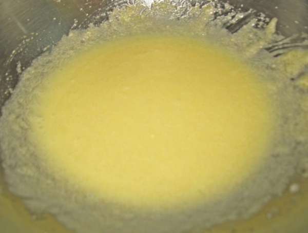 Взбиваем яйца с сахаром и маслом до бела