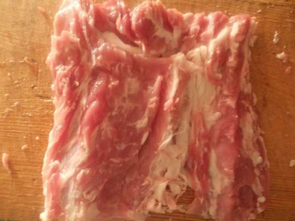 Разрезать мясо так, чтобы получился пласт. Разрезать мясо так, чтобы получился пласт.