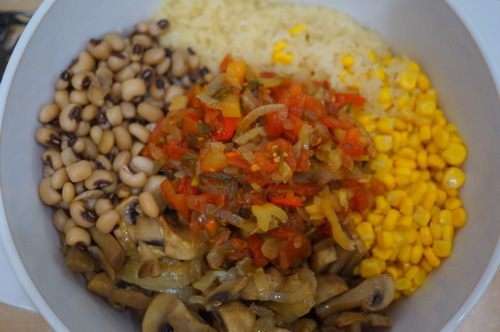 Берем помытый рис, кукурузу (слить), фасоль,  обжаренные  грибы, добавляем сальсу  из домашней заготовки ( я ниже напишу рецепт ее), солим. Не забываем про чили и орегано, я положила еще щепотку сушеной мяты. Вот теперь все хорошо смешиваем.