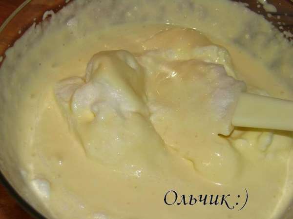 Аккуратно, порциями  добавляем белки к творожной массе. Лопаточкой перемешиваем движениями снизу вверх.