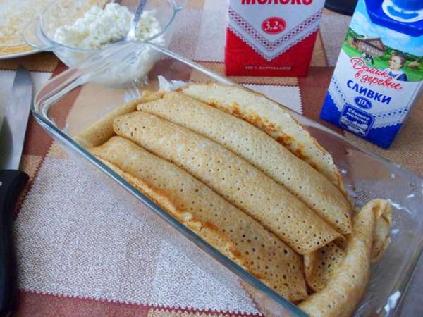 Уложить в форму вторым рядом блинчики с маковой начинкой.