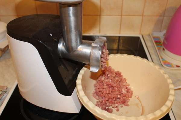 Сало нарежьте мелкими кубиками или пропустите вместе с мясом через мясорубку, установив решетку с отверстиями диаметром 8 мм. Можно мясо нарезать мелкими кубиками, это как вы пожелаете.