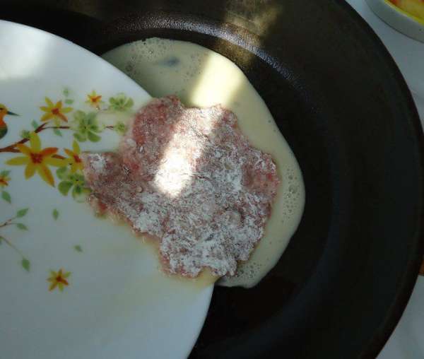 В разогретую сковороду, выливать сначало яйцо (мясо придерживать), потом 'скатывается' мясо. Жарим с двух сторон. В разогретую сковороду, выливать сначало яйцо (мясо придерживать), потом 'скатывается' мясо. Жарим с двух сторон.