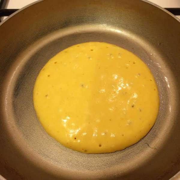 Разогреть сковороду, смазать ее слегка маслом, выложить тесто и жарить, пока на поверхности не образуются пузырьки. Разогреть сковороду, смазать ее слегка маслом, выложить тесто и жарить, пока на поверхности не образуются пузырьки.