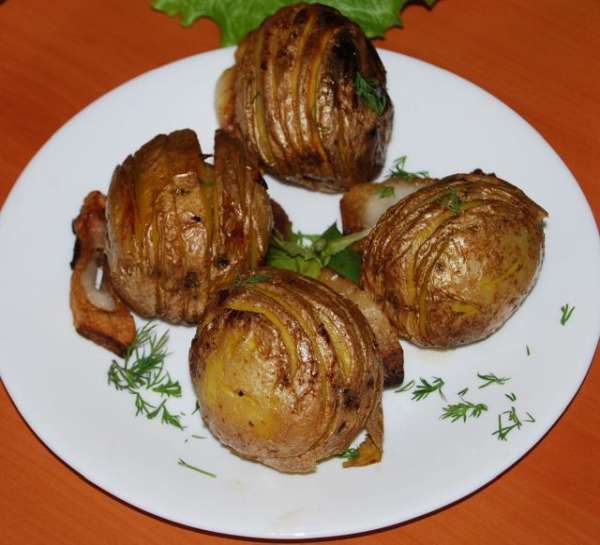 К мясу можно подать также приготовленный в тандыре картофель (сделаны надрезы как серпантин, с специями и проложенными кусочками сала между собой). Нанизываем картофель на шампура и так жарим (опять же в тандыре это получается вместе с мясом примерно одновременно). 