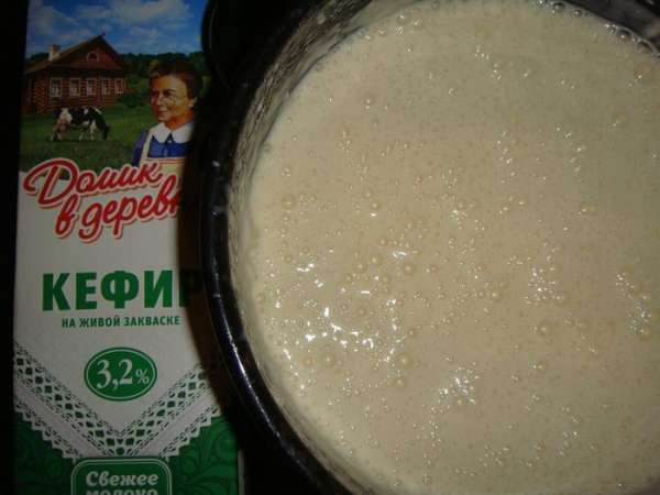 Влить в тесто подсолнечное масло и оставить еще на 10 минут. Влить в тесто подсолнечное масло и оставить еще на 10 минут.