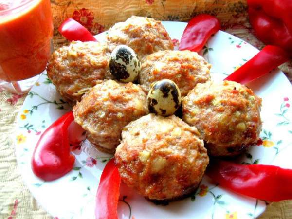 Украшаем овощами... Например, ломтиками болгарского перца)))