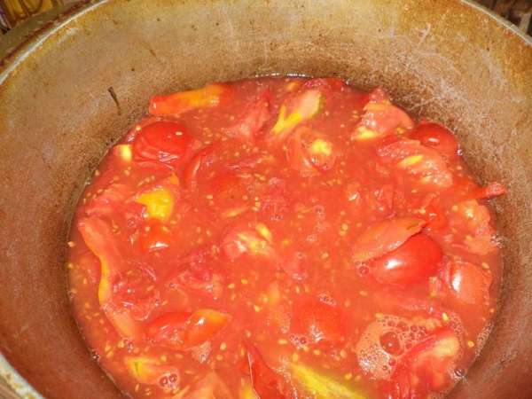 Сначала соус.Томаты помыть и нарезать произвольными кусочками в кастрюлю и поставить варить сначала на не очень сильный огонь,пусть даст сок,потом можно добавить,а когда закипит оставляем на маленьком огне минут на 30-40,помидорки должны стать мягкими.Затем остужаем.Я обычно одним вечером делаю заготовку,а следующим уже занимаюсь соусом. Сначала соус.Томаты помыть и нарезать произвольными кусочками в кастрюлю и поставить варить сначала на не очень сильный огонь,пусть даст сок,потом можно добавить,а когда закипит оставляем на маленьком огне минут на 30-40,помидорки должны стать мягкими.Затем остужаем.Я обычно одним вечером делаю заготовку,а следующим уже занимаюсь соусом.