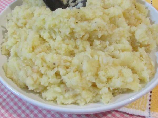 Отварной картофель пюрировать, добавить жаренный лук, перемешать. Дать начинке остыть. 