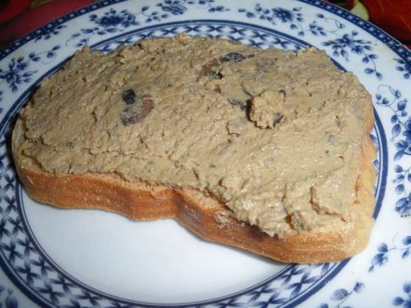 За ночь паштет застыл и получился вроде как с начинкой)))По вкусу более терпкий вкус,нежели из куринной печени,но все равно нежный и воздушный. За ночь паштет застыл и получился вроде как с начинкой)))По вкусу более терпкий вкус,нежели из куринной печени,но все равно нежный и воздушный.