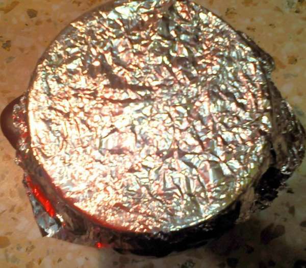 Накрыть фольгой (а лучше крышкой горшочка, если есть) и в духовку разогретую до 200С на 1 час. Когда пройдут первые полчаса, можно снять крышку и проверить процесс готовки. Ориентируйтесь по своей духовке (у меня электрическая). +/- температуру, время приготовления. Накрыть фольгой (а лучше крышкой горшочка, если есть) и в духовку разогретую до 200С на 1 час. Когда пройдут первые полчаса, можно снять крышку и проверить процесс готовки. Ориентируйтесь по своей духовке (у меня электрическая). +/- температуру, время приготовления.