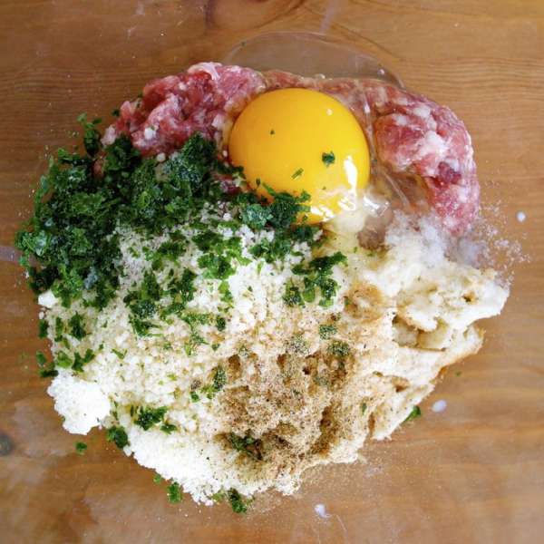 Подготовить фарш. В миске смешать фарш (у меня колбаска salsiccia), отжатый хлеб, яйцо, порубить и добавить печень и желудок, специи и петрушку. 
