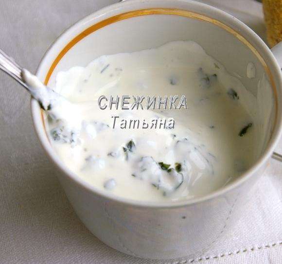 Для соуса соединяем сметану, соль, измельчённый чеснок и измельчённую зелень. Перемешиваем. Для соуса соединяем сметану, соль, измельчённый чеснок и измельчённую зелень. Перемешиваем.