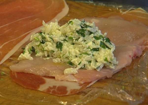 На кусок ветчины положить отбитую куриную грудку или, наоборот, на куриную грудку положить ветчину, сверху пару ложек рисово-творожной начинки и свернуть все в рулетик. 