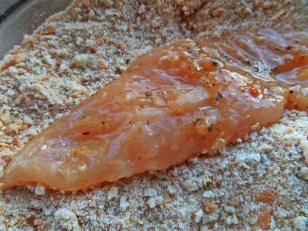 Затем переносим в сухари (у меня домашние из сухой булки) и тоже обваливаем с двух сторон.