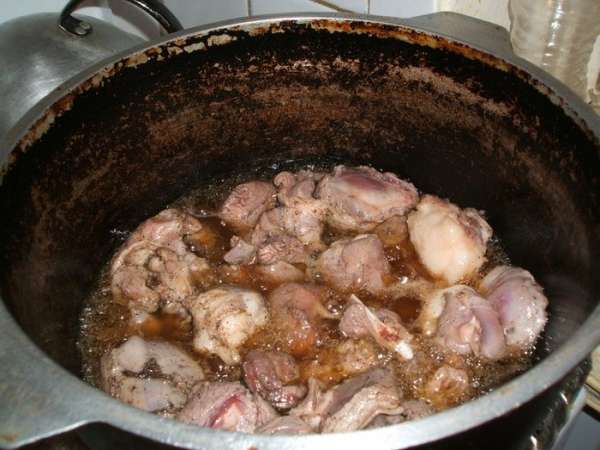 Обжарив мясо, добавляете нарезанный полукольцами репчатый лук, и тушите с мясом минут 5-7 